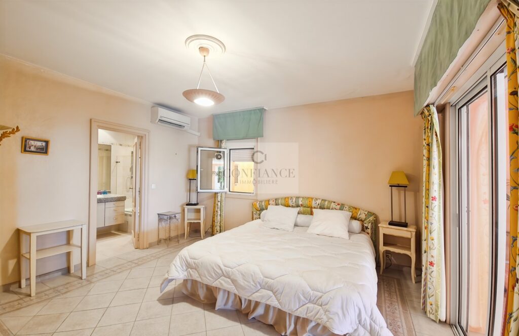 Maison – 6 pièces – 4 chambres – 308 m²