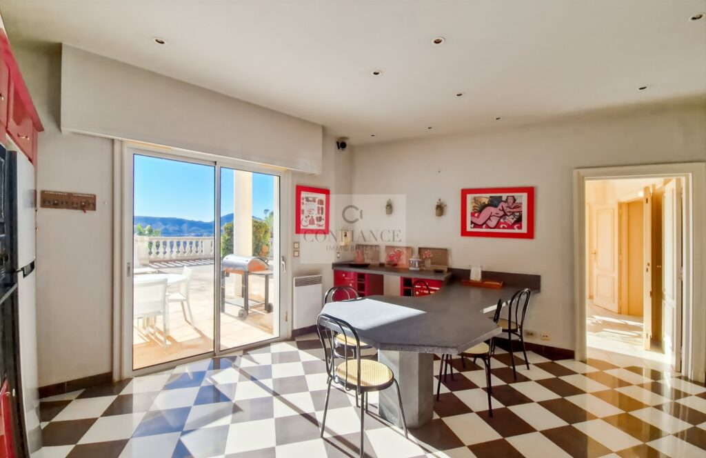 Maison – 6 pièces – 4 chambres – 308 m²