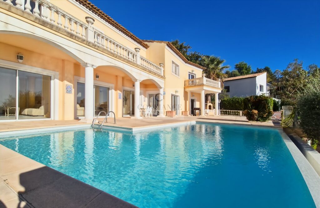 Maison – 6 pièces – 4 chambres – 308 m²