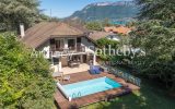 Exclusivité – Maison familiale de charme avec parc arboré et piscine, à 10 minutes d’Annecy – 10 pièces – 5 chambres – 380 m²