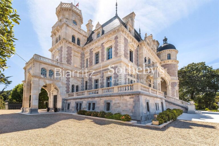 Location Saisonnière de luxe – Le Château Boulart – 12 pièces – 8 chambres – 16 voyageurs – 2500 m²