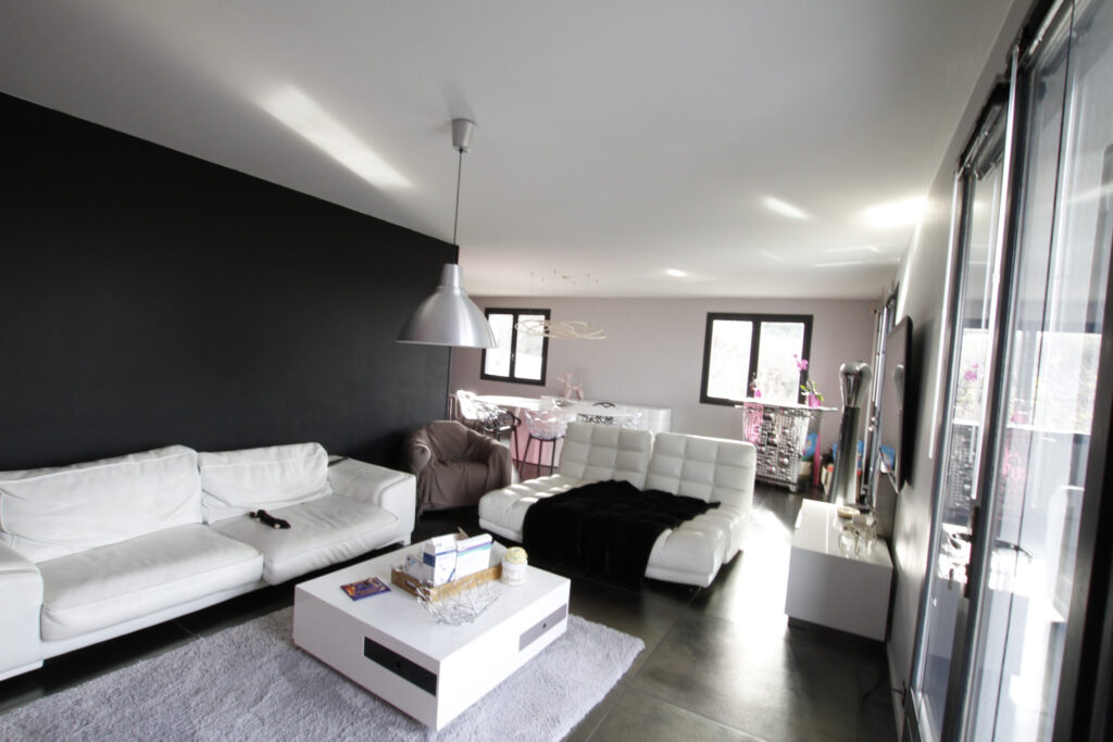 Villa avec piscine  – 8 pièces – 6 chambres – NR  – 240 m²