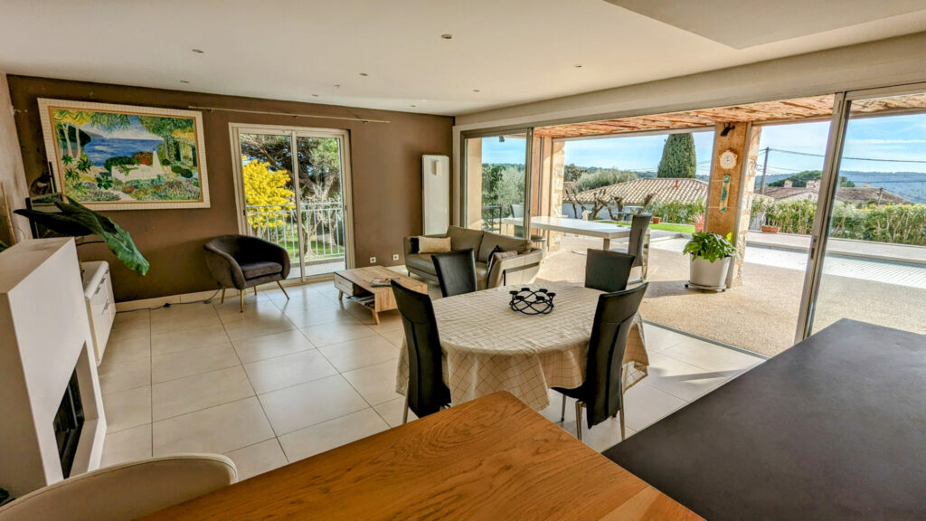 Maison de 168 m2 avec piscine et garage sur un terrain de 15 – 6 pièces – 5 chambres – 6  – 168 m²