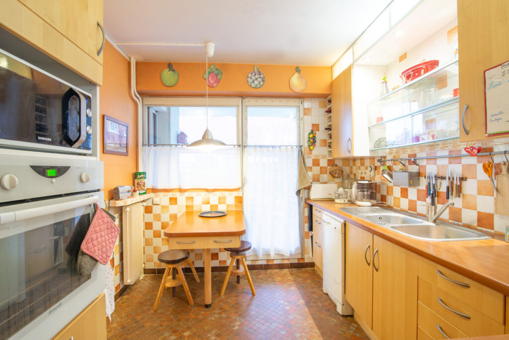 SUPERBE APPARTEMENT PLEIN CENTRE, TRES CALME, DANS LA VERDUR – 4 pièces – 2 chambres – NR  – 84 m²