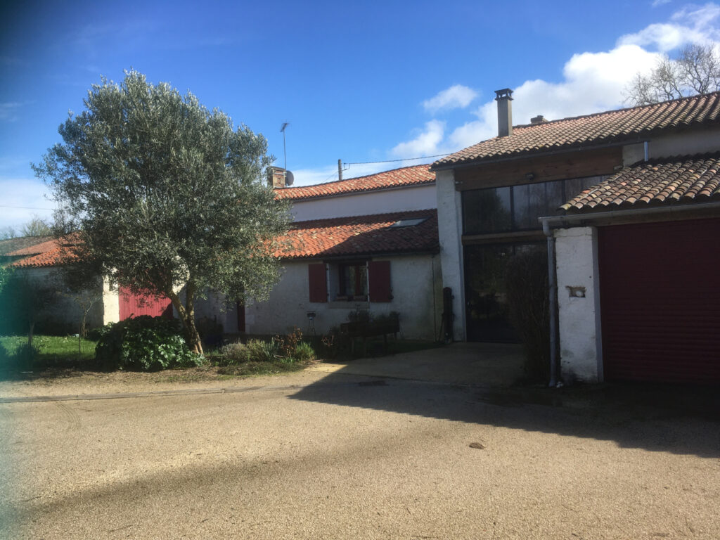 AU COEUR DU MARAIS POITEVIN LONGERE AVEC CHAMBRES D’HÖTES EN – 8 pièces – 5 chambres – 6  – 249 m²