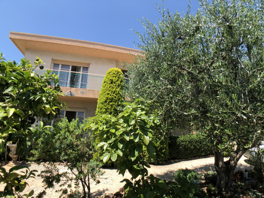 Saint Laurent du Var – Villa individuelle 6 pièces + atelier – 6 pièces – 4 chambres – NR  – 162 m²