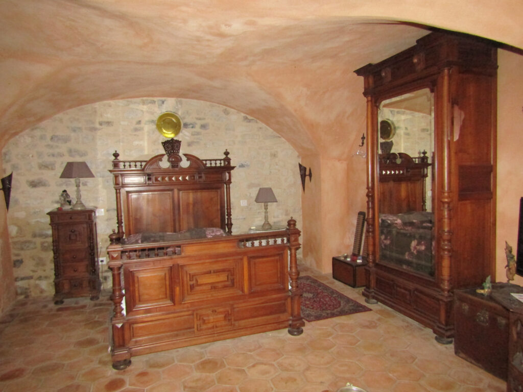 Maison d’hôtes Sainte Jalle 26110 – 12 pièces – 8 chambres – NR  – 330 m²