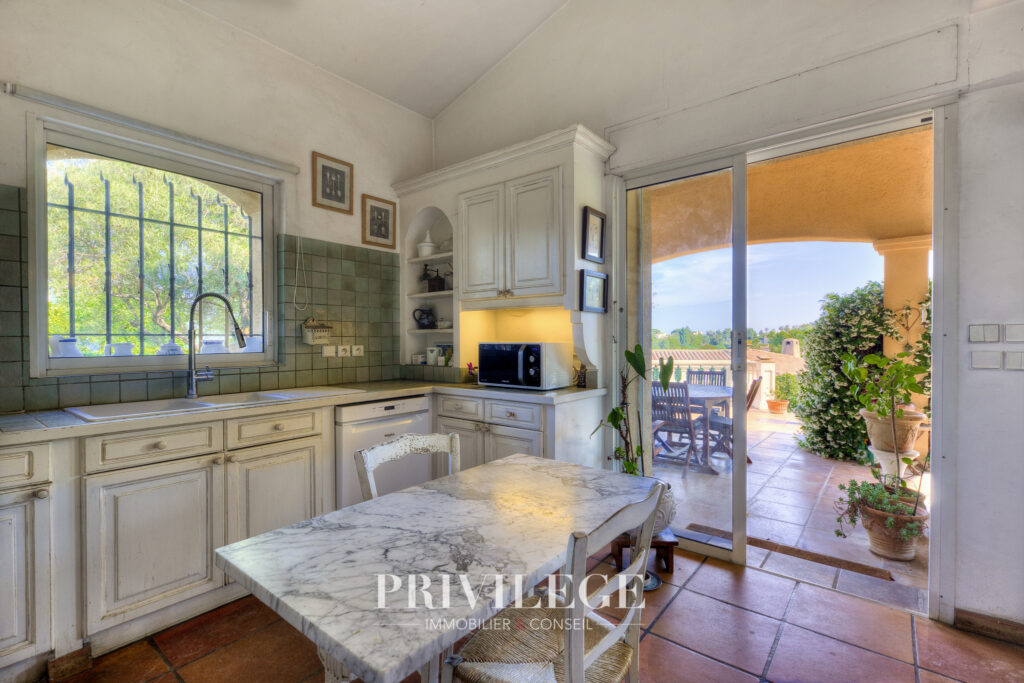 Villa 7 pièces Antibes avec piscine au calme – 7 pièces – 5 chambres – 8  – 238 m²