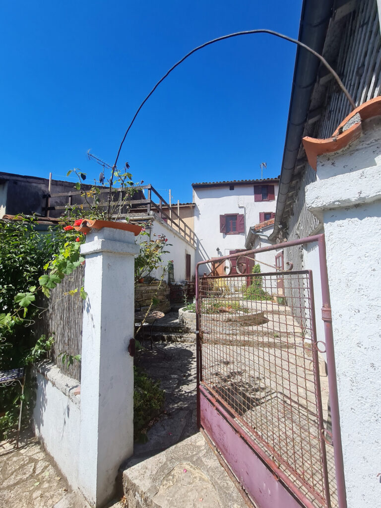 Maison de village de 165m2 à finir de rénover sur 3 niveaux  – 7 pièces – 4 chambres – 6  – 160 m²