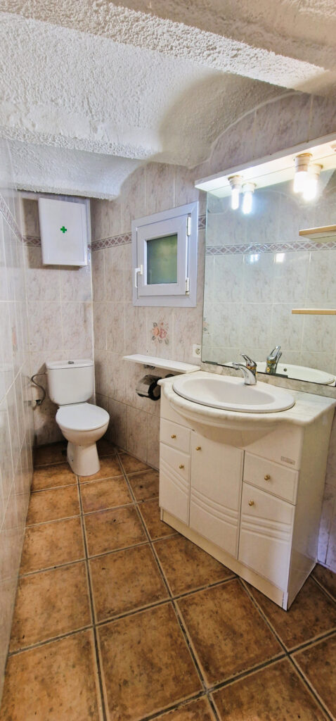 COUSTOUGES – MAISON DE PLAIN-PIED AVEC DEPENDANCE  – 4 pièces – 3 chambres – 6  – 75 m²