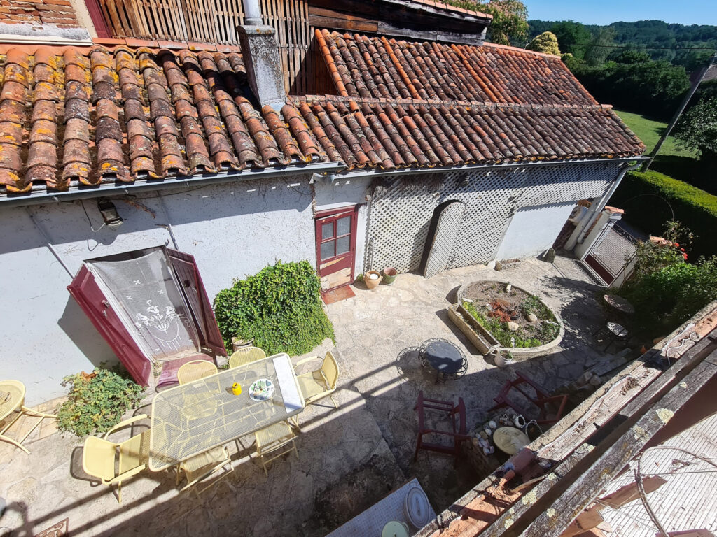 Maison de village de 165m2 à finir de rénover sur 3 niveaux  – 7 pièces – 4 chambres – 6  – 160 m²
