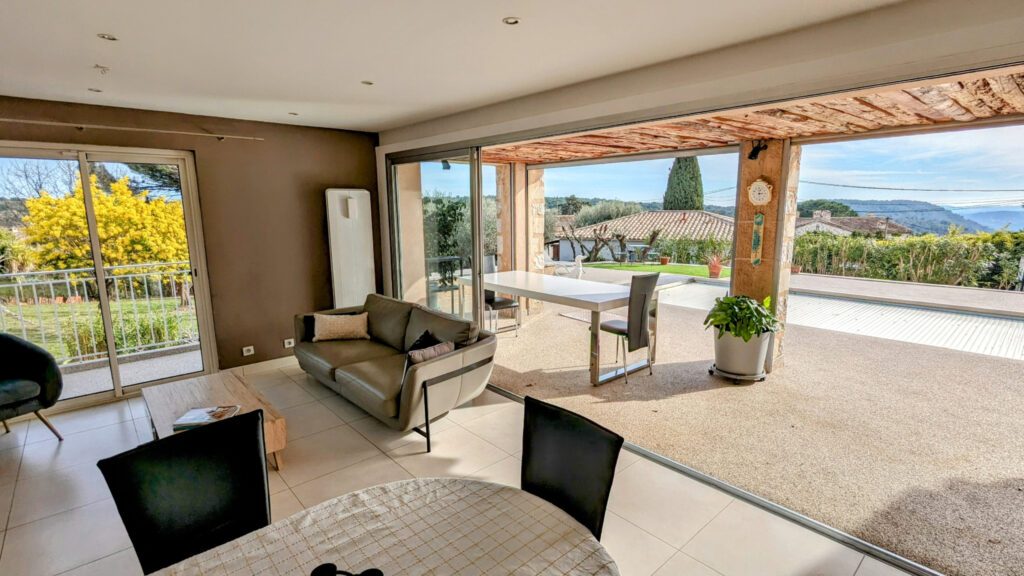 Maison de 168 m2 avec piscine et garage sur un terrain de 15 – 6 pièces – 5 chambres – 6  – 168 m²