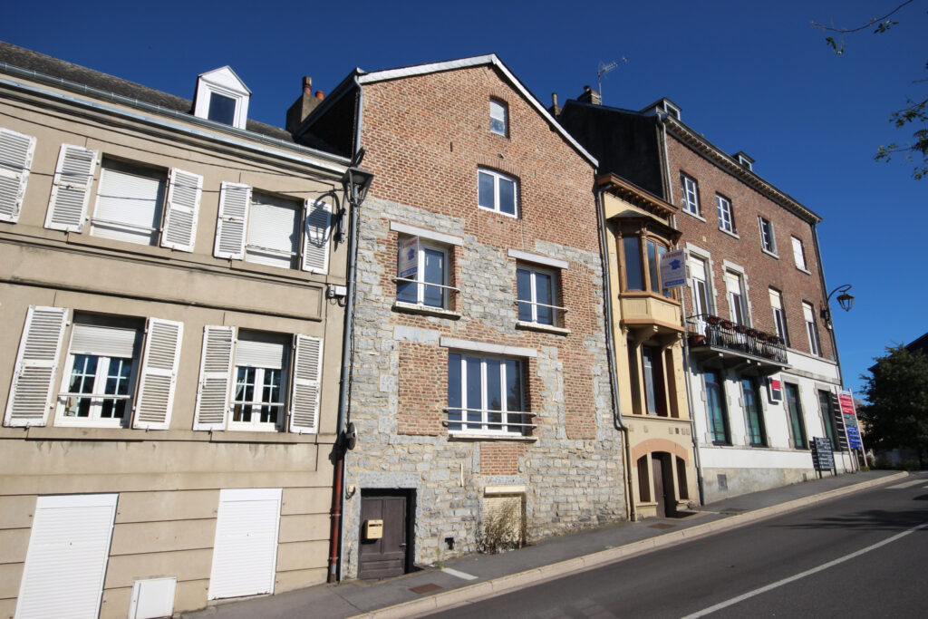 GIVET immeuble de commerce et de rapport avec vue sur la Meu – NR pièces – 3 chambres – 6  – 261 m²