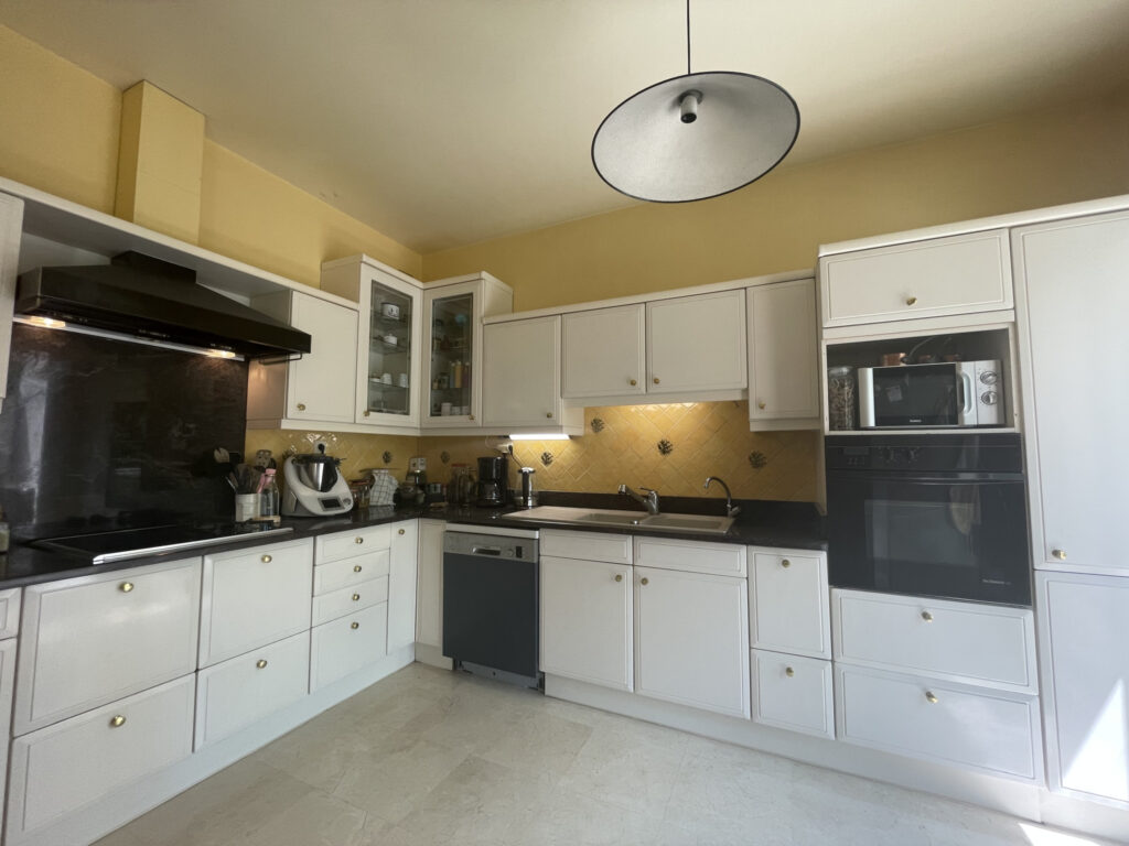 AVIGNON DEUX MAISONS SUR GRAND TERRAIN AVEC PISCINE – RENTAB – 14 pièces – 7 chambres – 4  – 415 m²