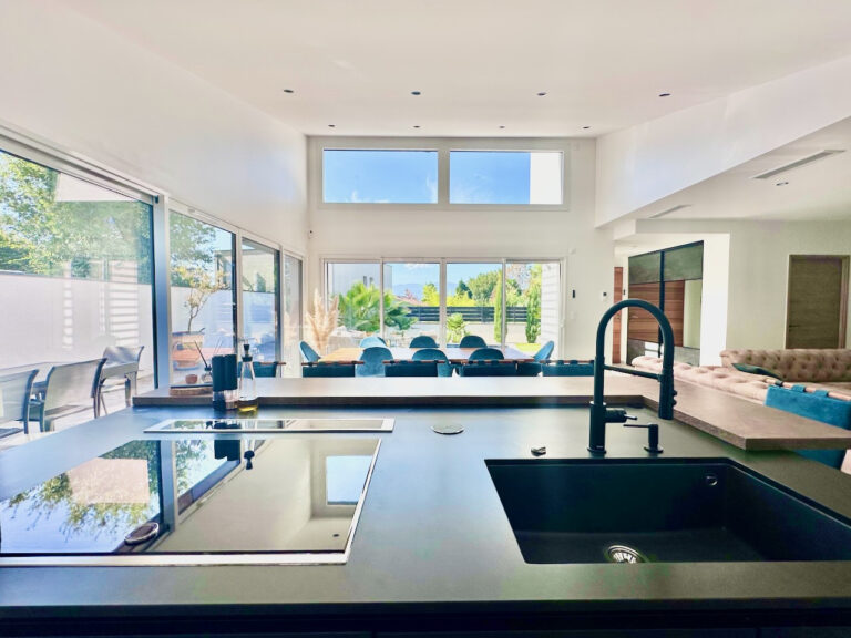 VILLA PRESTATION HAUT DE GAMME DANS LES HAUTEURS DE SALAISE  – 6 pièces – 5 chambres – 165 m²