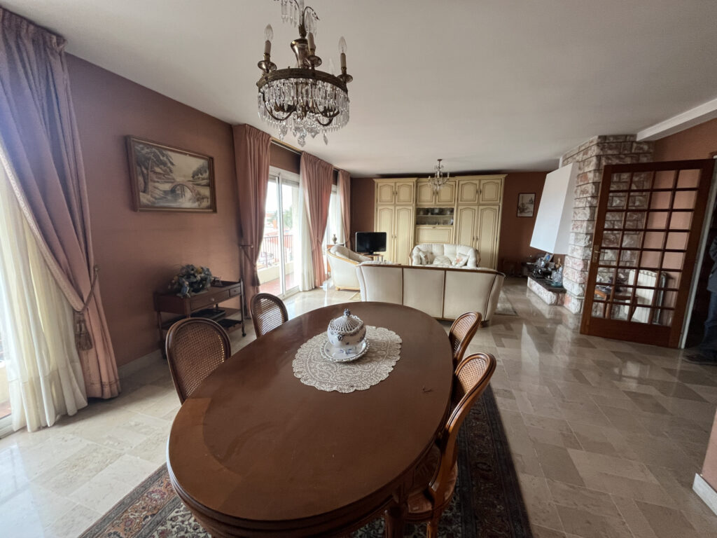 GRAND APPARTEMENT F3/4 DERNIER ETAGE – 3 pièces – 2 chambres – 8  – 113 m²