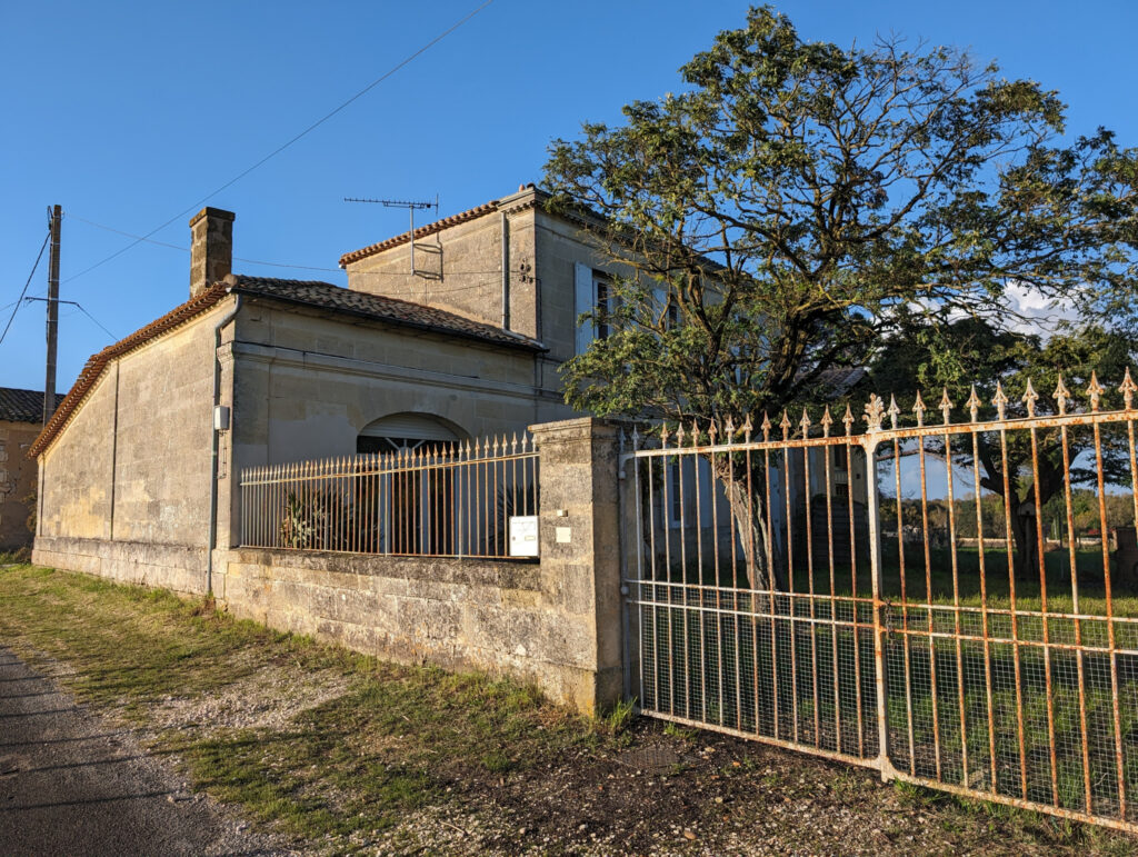 Maison en pierre de taille avec garage et jardin – 4 pièces – 3 chambres – 4  – 115 m²