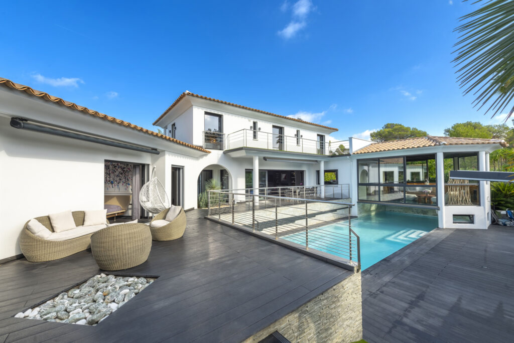 Superbe villa contemporaine aux prestations haut de gamme – 8 pièces – 4 chambres – 4  – 245 m²