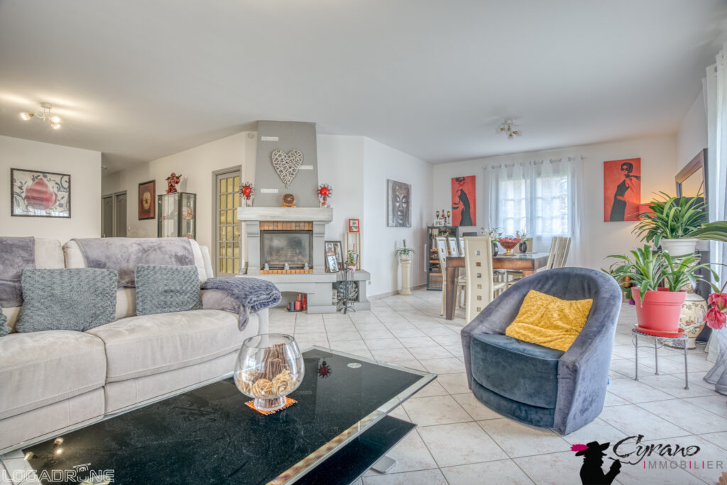 ENSEMBLE DE DEUX MAISONS DE PLAIN PIED – DÉPENDANCES ET PISC – 7 pièces – 4 chambres – 8  – 170 m²