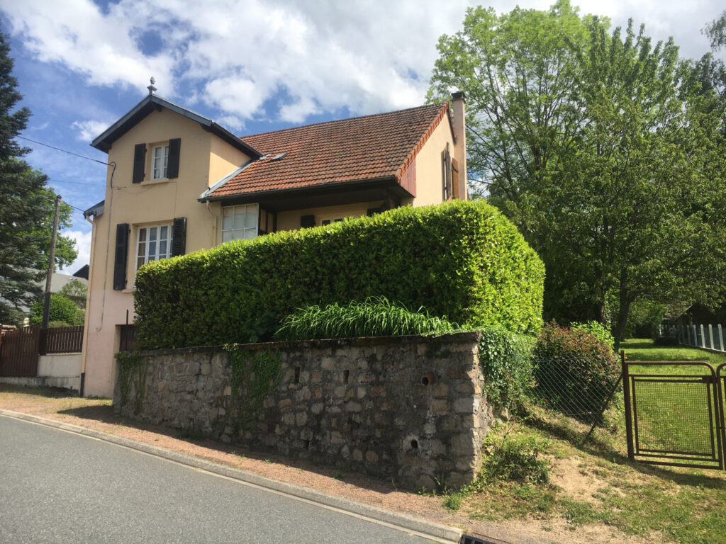 Maison sur terrain de 1251 m2 au Mayet-de-Montagne – 4 pièces – 2 chambres – 6  – 120 m²