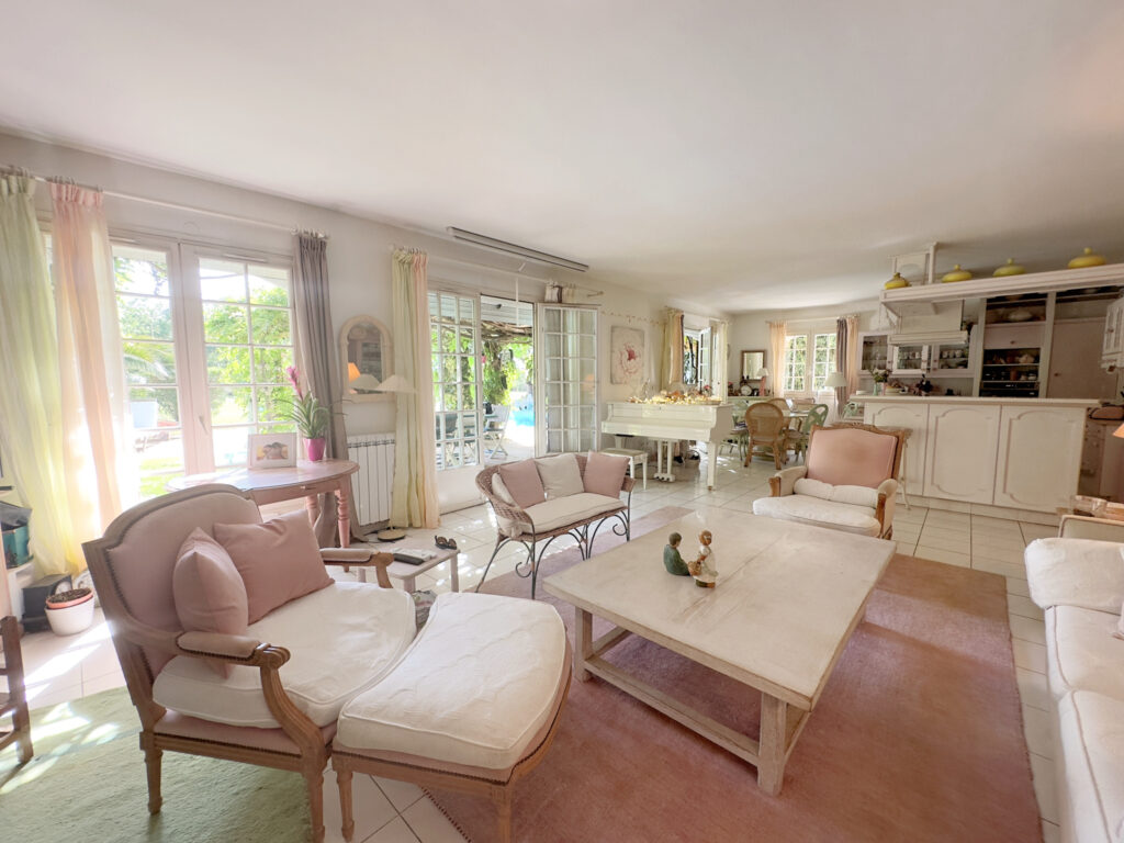 Maison 9 pièces 300m2 – Terrain 8724m2 – 9 pièces – 7 chambres – NR  – 300 m²