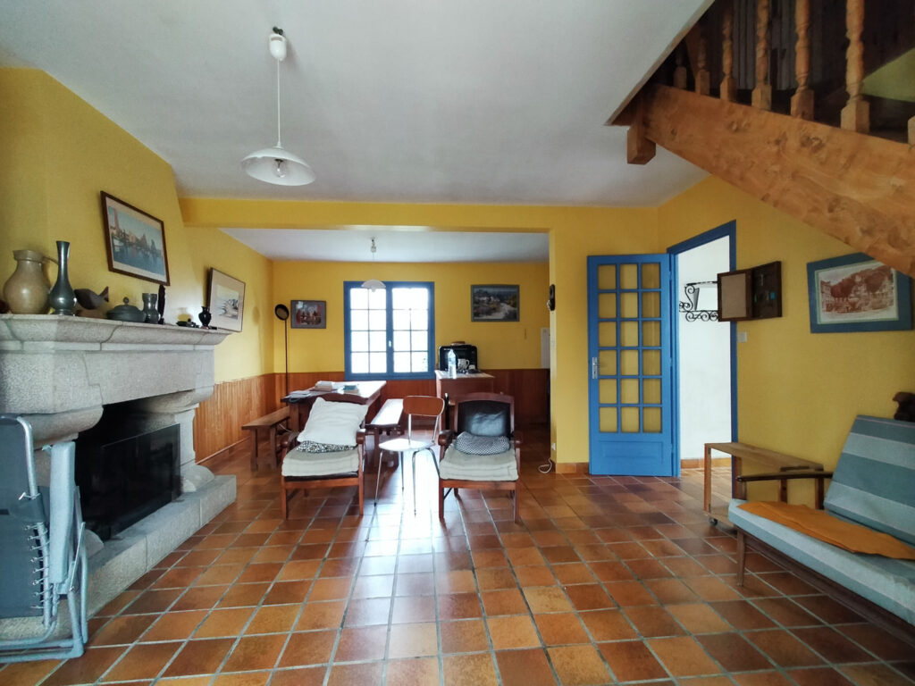 MAISON DE CONSTRUCTION TRADITIONNELLE EDIFIEE SUR UN TERRAIN – 5 pièces – 3 chambres – 6  – 77.31 m²