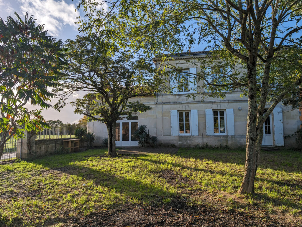 Maison en pierre de taille avec garage et jardin – 4 pièces – 3 chambres – 4  – 115 m²