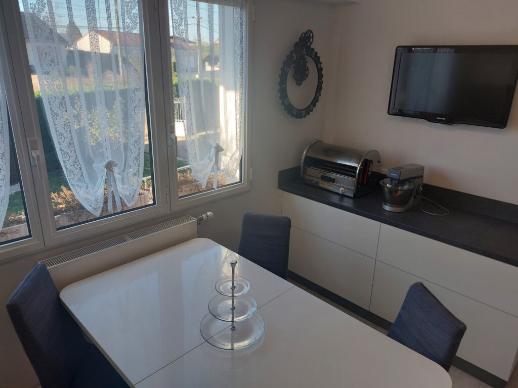 Quartier résidentiel sortie Vichy – 8 pièces – 4 chambres – 6  – 200 m²