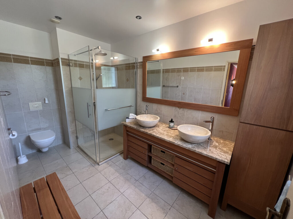 VILLA DE STANDING AVEC PISCINE QUARTIER MARAVAL CAP D’AGDE – 6 pièces – 4 chambres – 6  – 180 m²