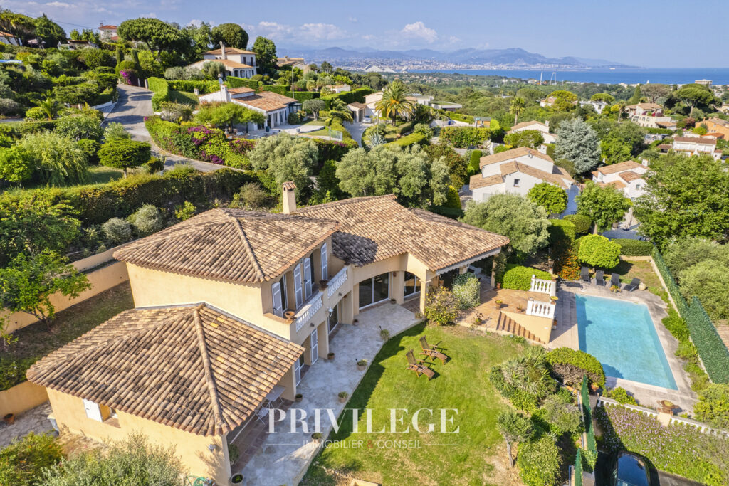 Villa 7 pièces Antibes avec piscine au calme – 7 pièces – 5 chambres – 8  – 238 m²