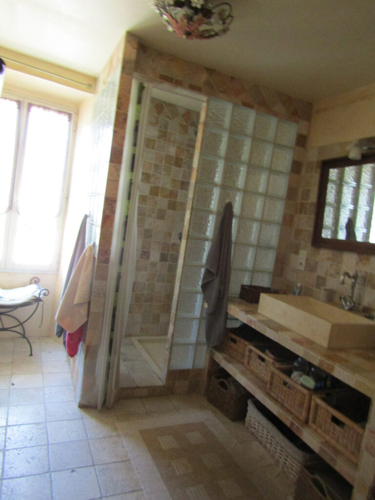 Maison d’hôtes Sainte Jalle 26110 – 12 pièces – 8 chambres – NR  – 330 m²