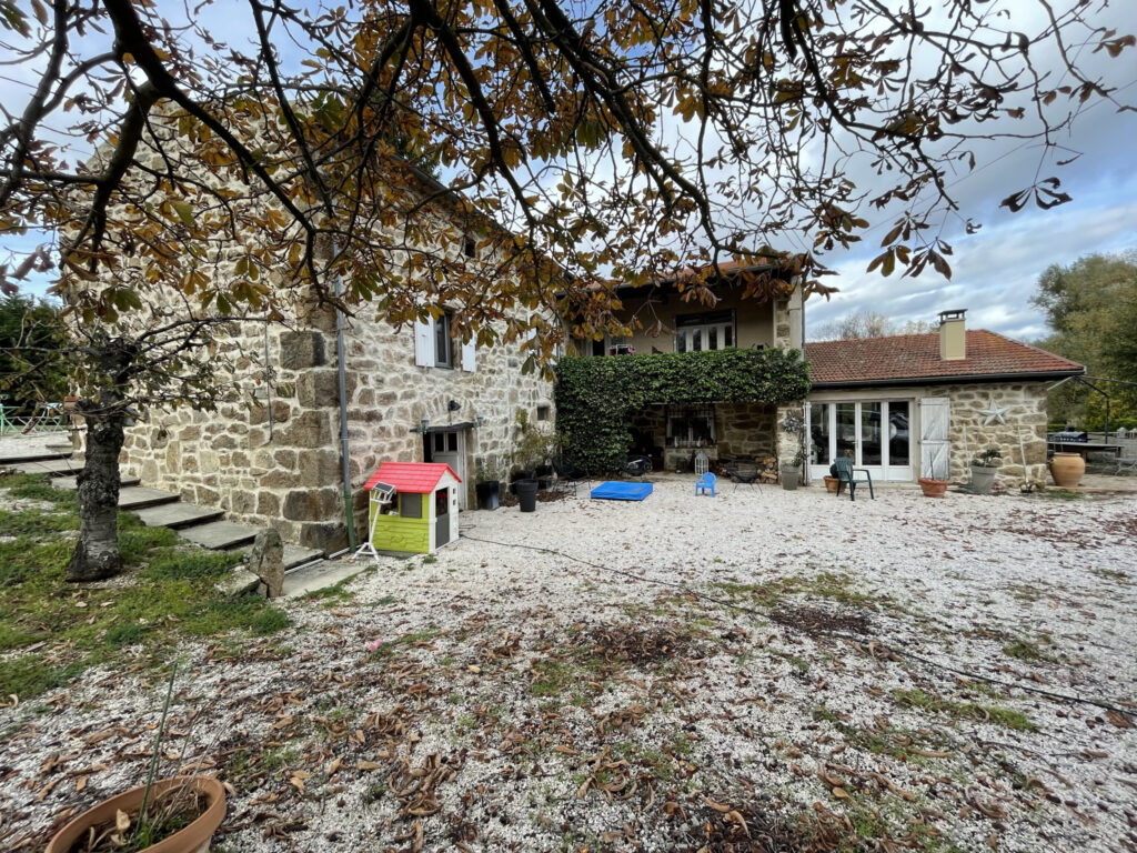  Quintenas : maison de charme avec grand terrain et piscine – 5 pièces – 4 chambres – 2  – 180 m²