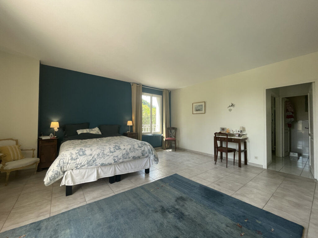 AVIGNON DEUX MAISONS SUR GRAND TERRAIN AVEC PISCINE – RENTAB – 14 pièces – 7 chambres – 4  – 415 m²