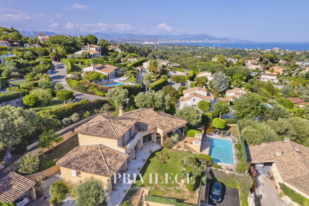 Villa 7 pièces Antibes avec piscine au calme – 7 pièces – 5 chambres – 8  – 238 m²