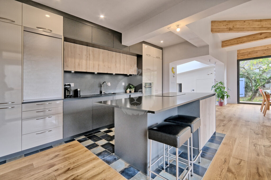 MAISON AVEC STUDIO AU COEUR DE LA PIE – 8 pièces – 5 chambres – 6  – 189 m²