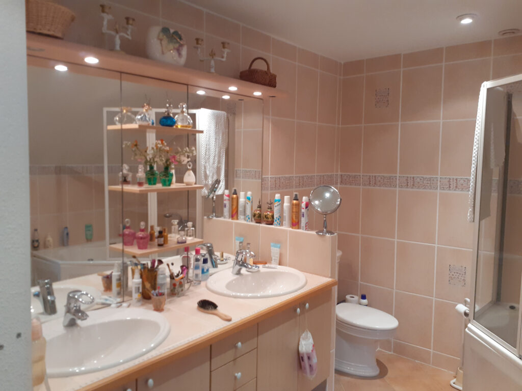 Villa style cottage anglais sise à Bellerive-sur-Allier – 6 pièces – 4 chambres – 6  – 200 m²