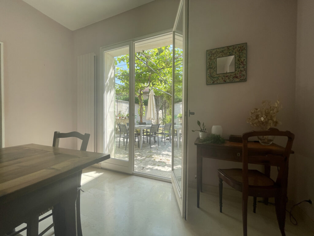 AVIGNON DEUX MAISONS SUR GRAND TERRAIN AVEC PISCINE – RENTAB – 14 pièces – 7 chambres – 4  – 415 m²