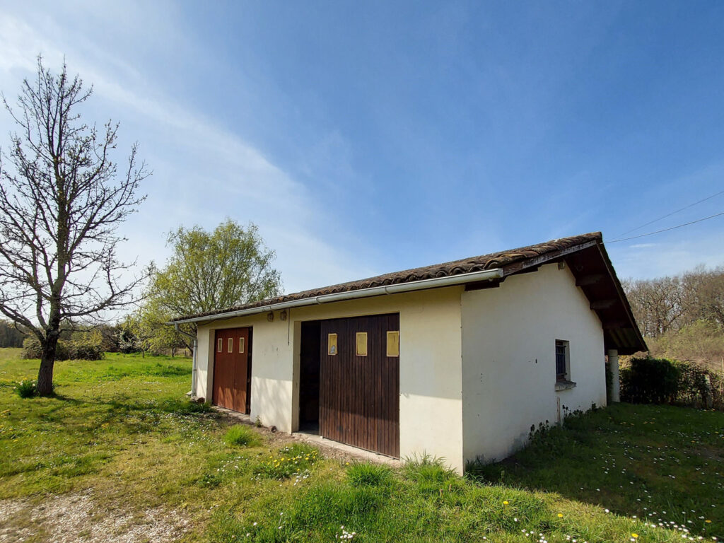  Deux maisons au calme avec grand terrain – 8 pièces – 4 chambres – 6  – 200 m²