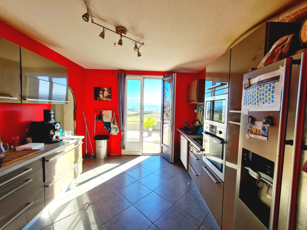 Propriété perchée sur les coteaux comprenant deux bâtiments  – 9 pièces – 6 chambres – 6  – 272 m²