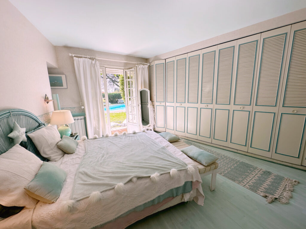 Maison 9 pièces 300m2 – Terrain 8724m2 – 9 pièces – 7 chambres – NR  – 300 m²