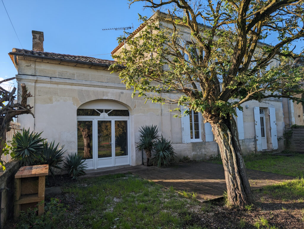 Maison en pierre de taille avec garage et jardin – 4 pièces – 3 chambres – 4  – 115 m²