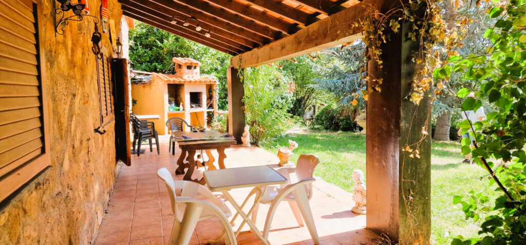 COUSTOUGES – MAISON DE PLAIN-PIED AVEC DEPENDANCE  – 4 pièces – 3 chambres – 6  – 75 m²