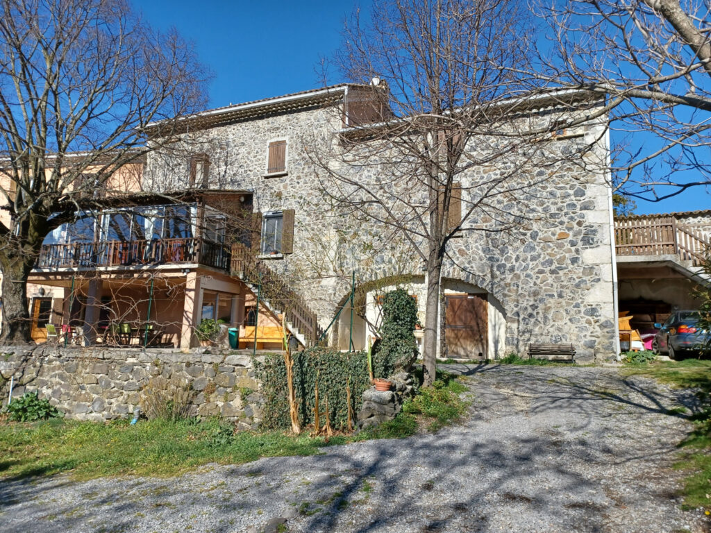 MAS RENOVE DE 14 PIECES ET 3 HABITATIONS A LA CAMPAGNE – 14 pièces – 11 chambres – 6  – 308 m²