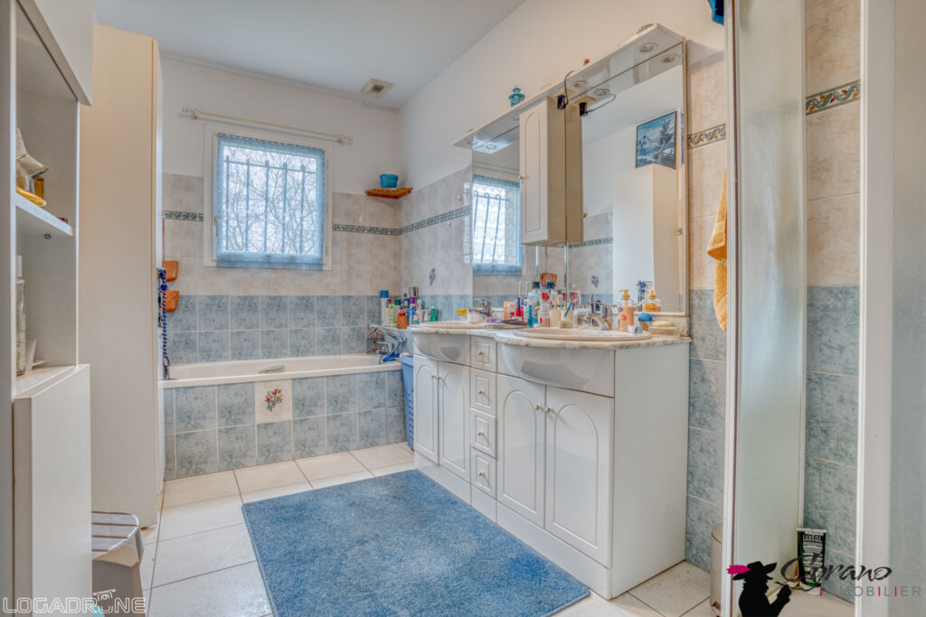 ENSEMBLE DE DEUX MAISONS DE PLAIN PIED – DÉPENDANCES ET PISC – 7 pièces – 4 chambres – 8  – 170 m²