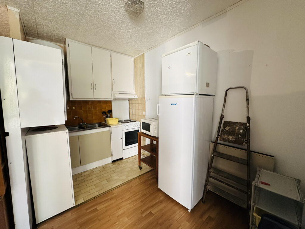 APPARTEMENT F2 – TERRASSE – GARAGE BOX – CAVE – PROCHE DES T – 2 pièces – 1 chambre – 6  – 38.4 m²