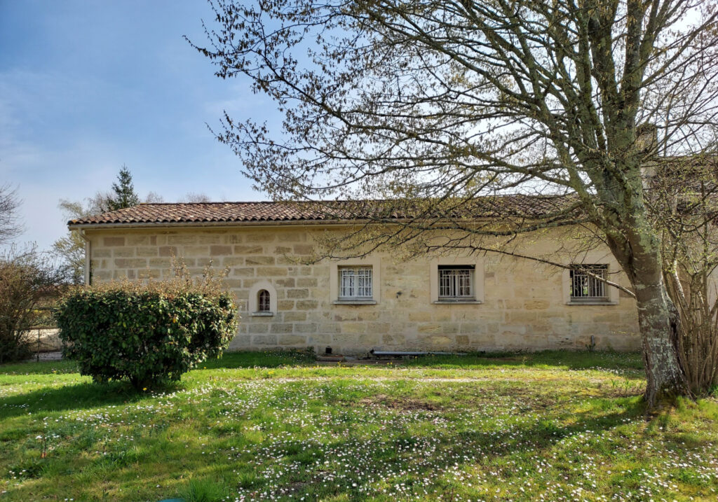  Deux maisons au calme avec grand terrain – 8 pièces – 4 chambres – 6  – 200 m²