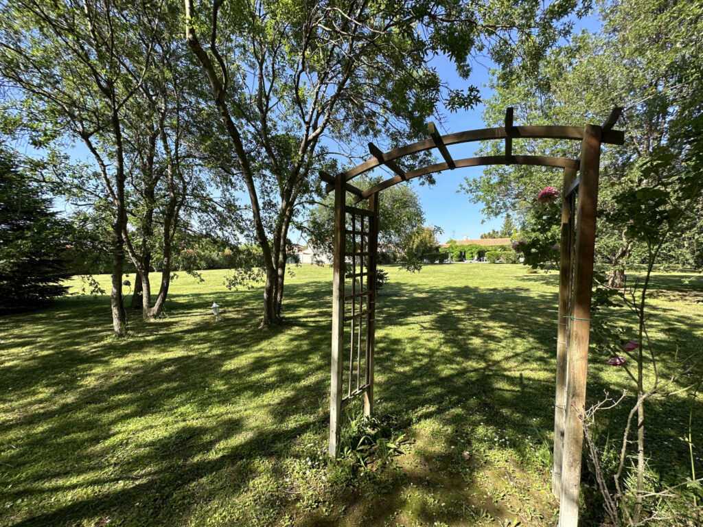 Maison 9 pièces 300m2 – Terrain 8724m2 – 9 pièces – 7 chambres – NR  – 300 m²