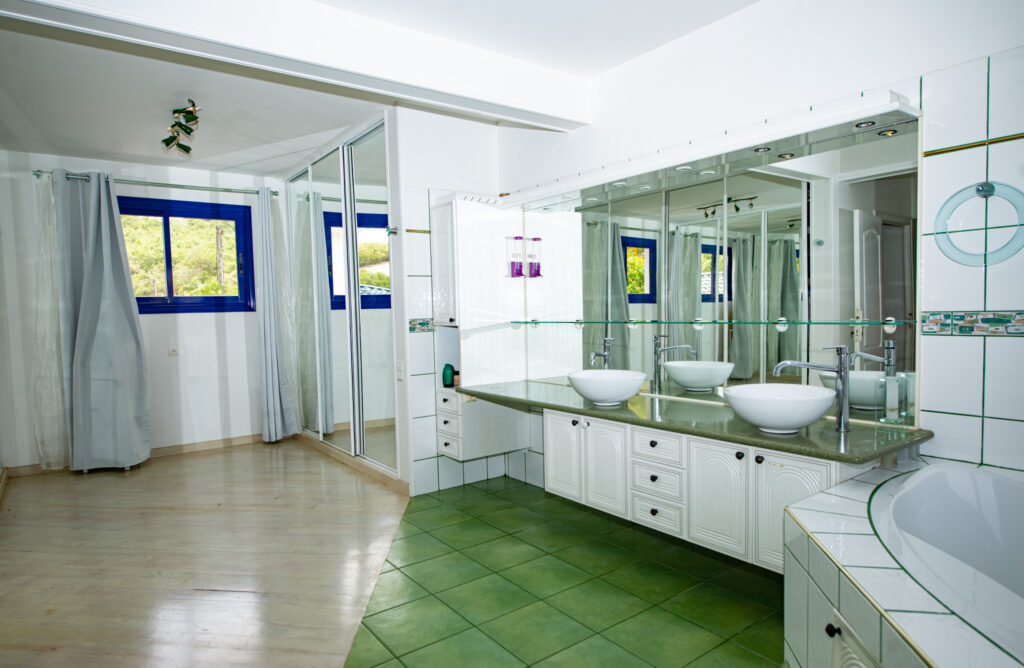 Immense maison avec 12 pièces à acheter à Vauclin – 12 pièces – 6 chambres – 2  – 384 m²