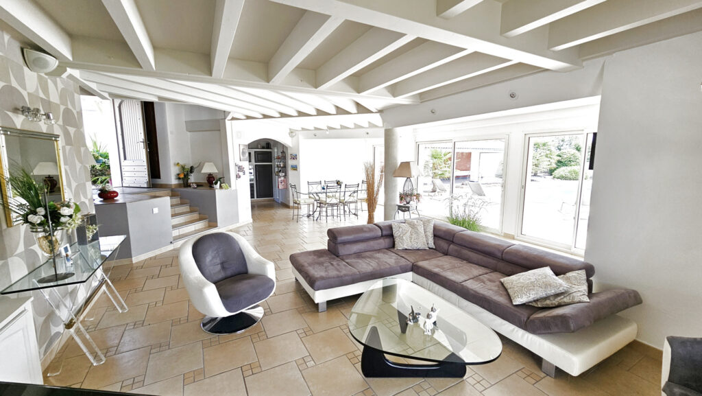 Maison sur les hauteurs de Frans – 11 pièces – 5 chambres – 2  – 323.28 m²