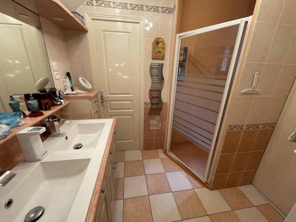 Maison individuelle accompagnée d’un logement indépendant et – 8 pièces – 4 chambres – 4  – 166 m²